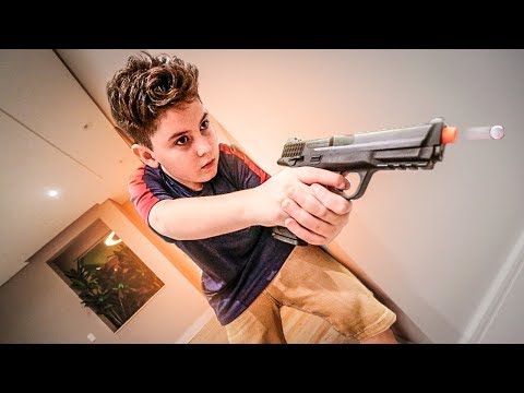 veja a reação do meu irmãozinho ao ganhar sua primeira arma…
