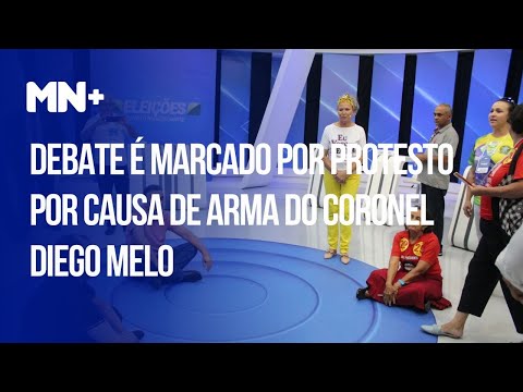 Debate é marcado por protesto por causa de arma do coronel Diego Melo